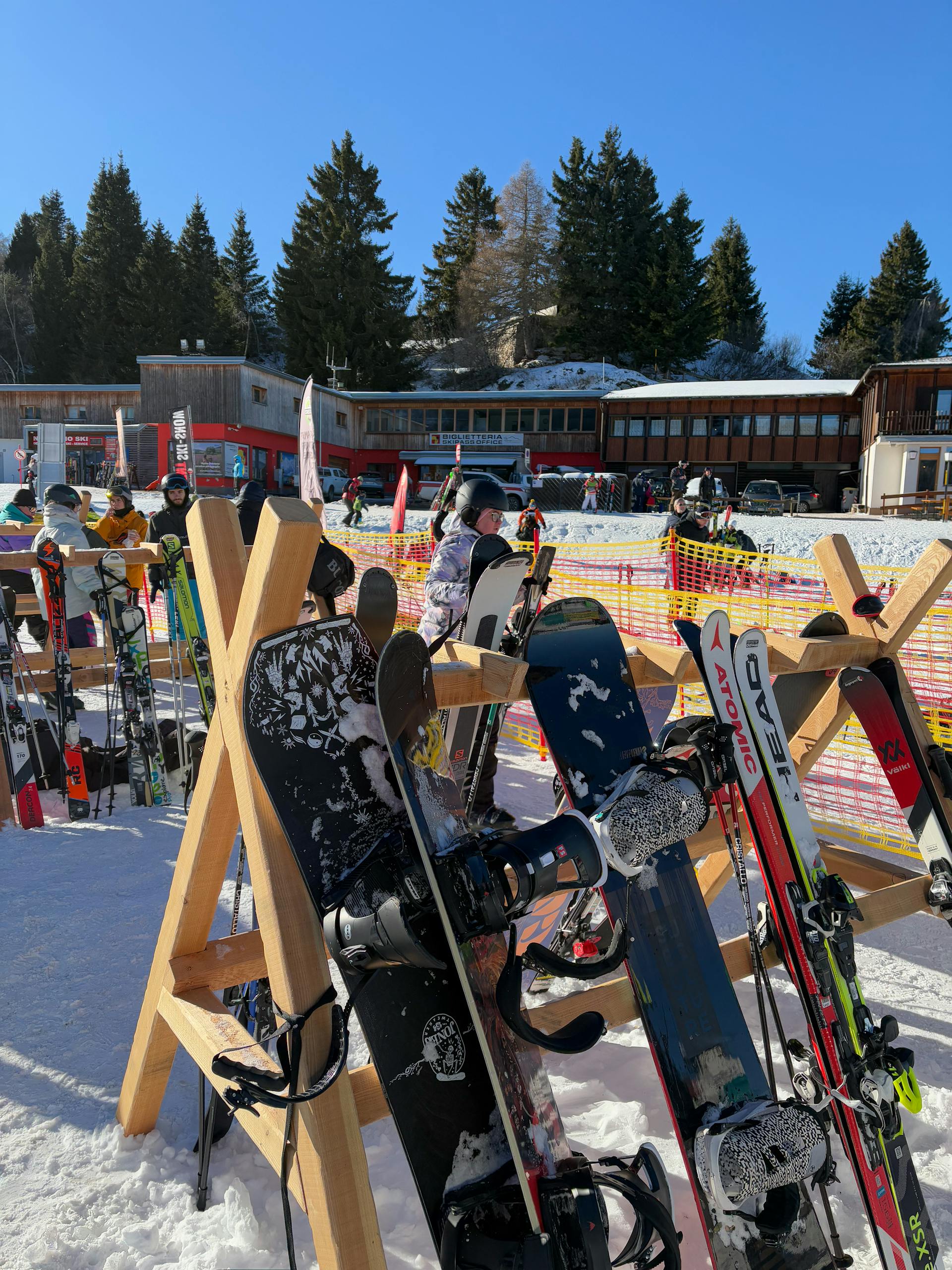 Skis en snowboard bij piste 